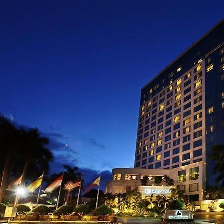 Hotel Marco Polo Davao City Exteriér fotografie The hotel at night