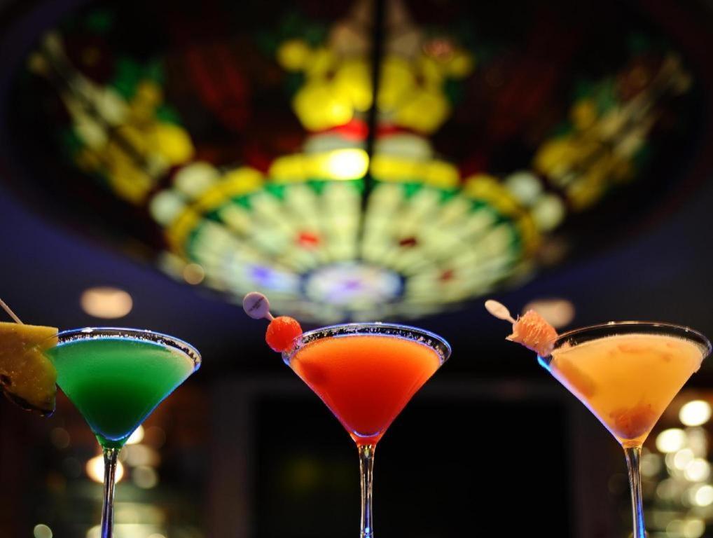 Hotel Marco Polo Davao City Exteriér fotografie Cocktails at the bar