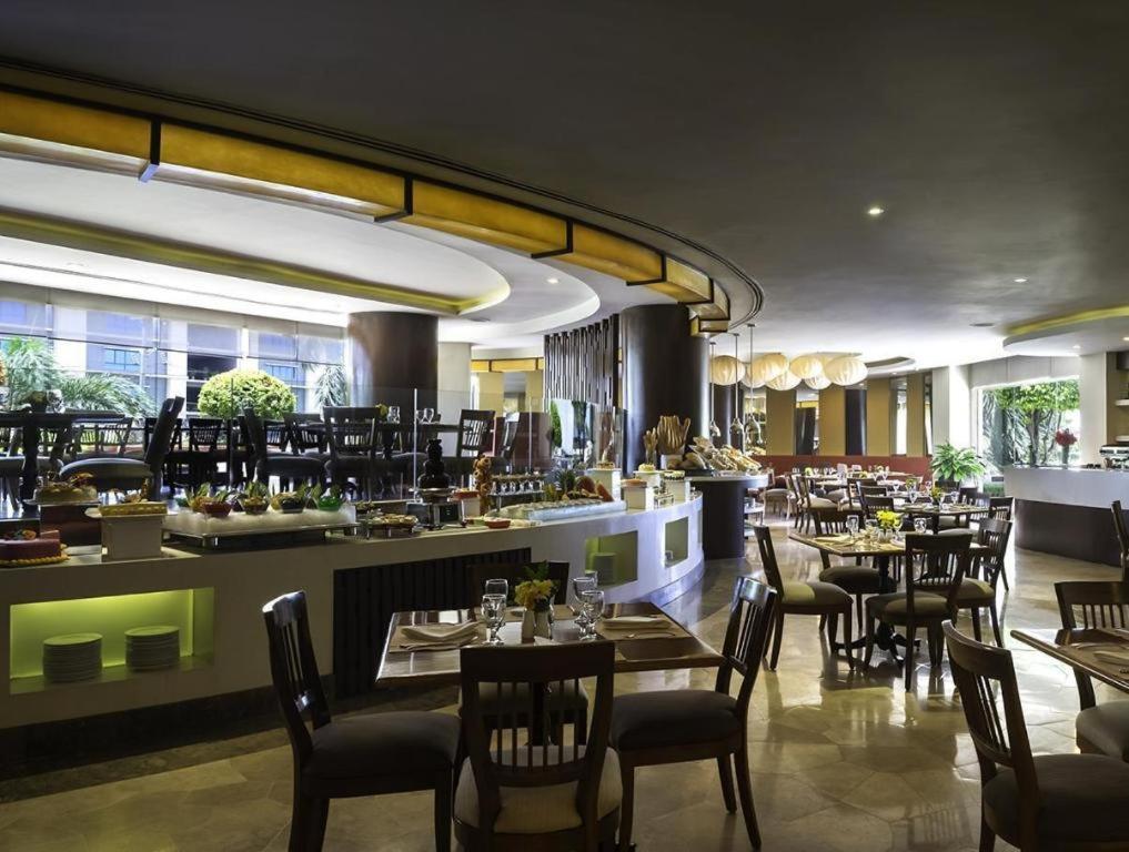 Hotel Marco Polo Davao City Exteriér fotografie The restaurant