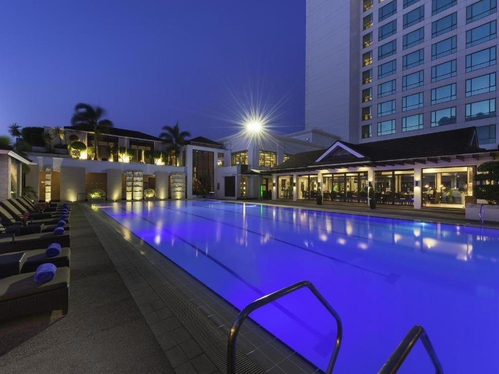 Hotel Marco Polo Davao City Exteriér fotografie The pool at the hotel