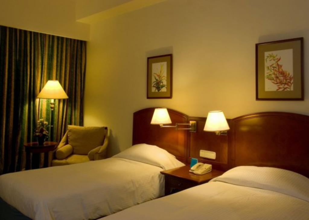 Hotel Marco Polo Davao City Exteriér fotografie A room at the hotel
