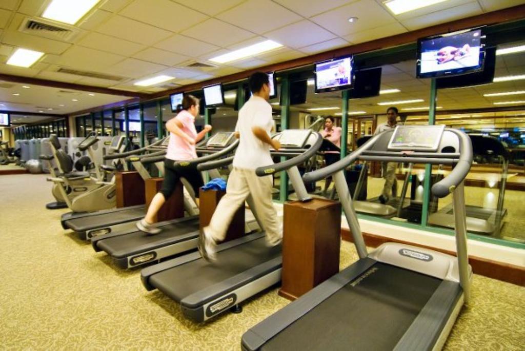 Hotel Marco Polo Davao City Exteriér fotografie A row of treadmills