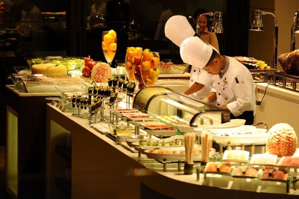 Hotel Marco Polo Davao City Exteriér fotografie A buffet at a hotel