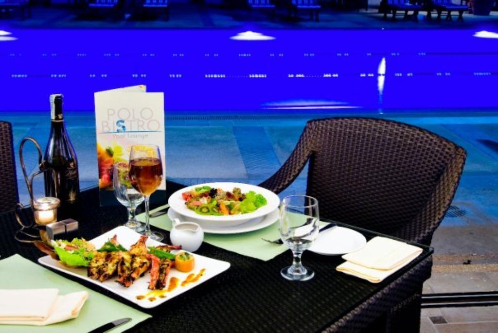 Hotel Marco Polo Davao City Exteriér fotografie Poolside dining at the hotel