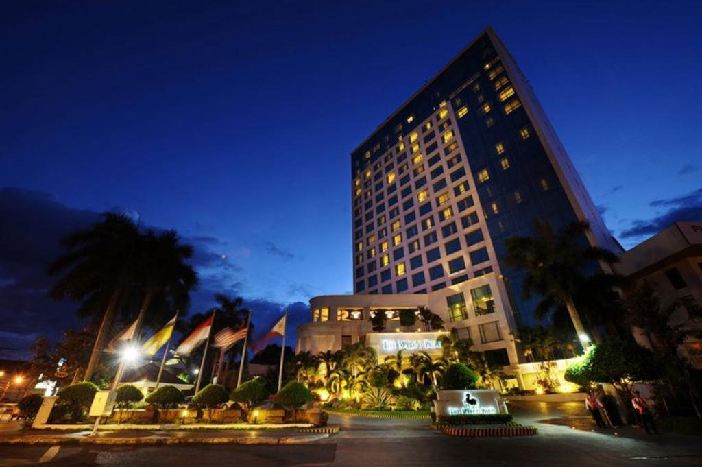 Hotel Marco Polo Davao City Exteriér fotografie The hotel at night