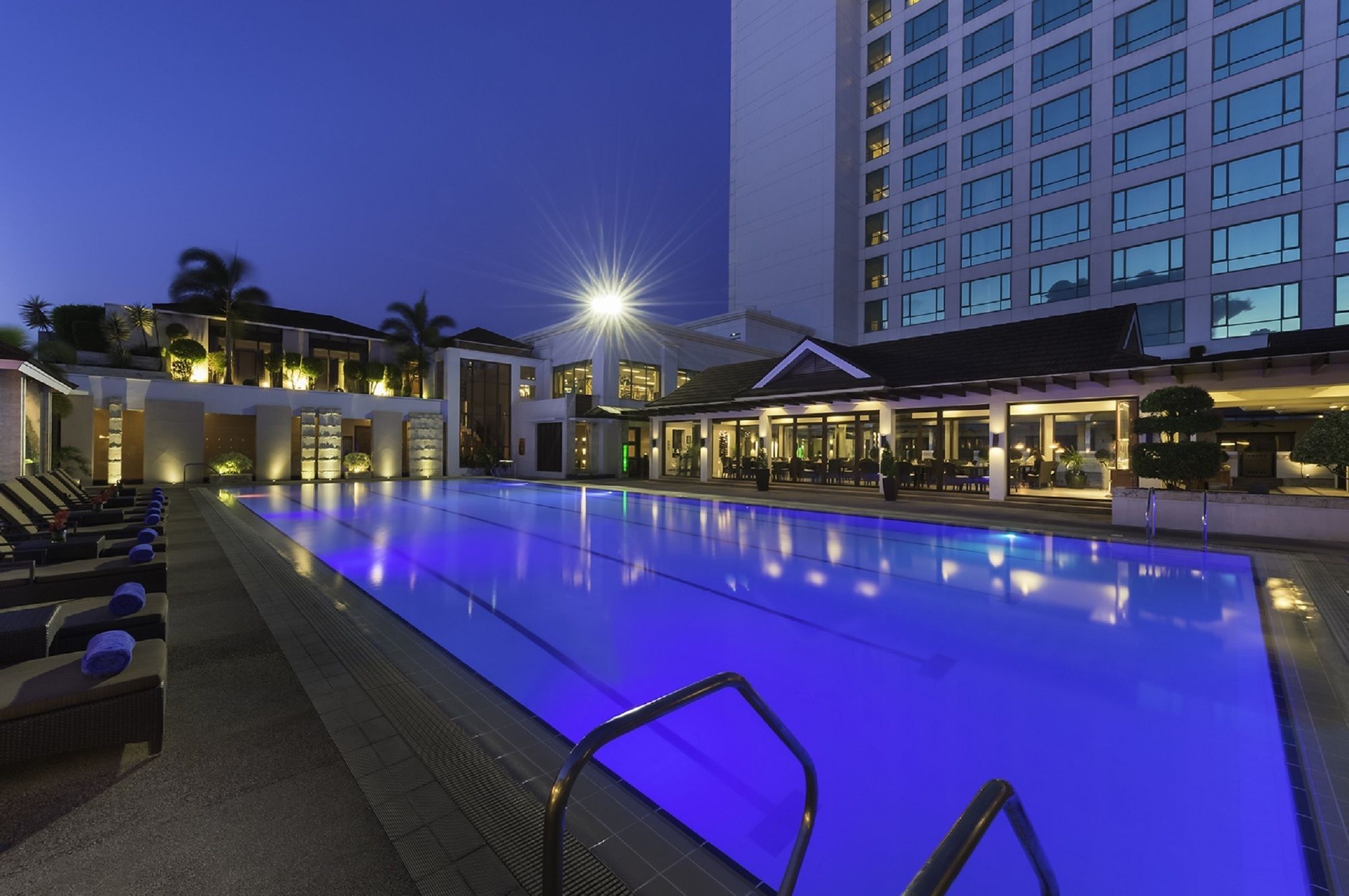 Hotel Marco Polo Davao City Exteriér fotografie The pool at the hotel