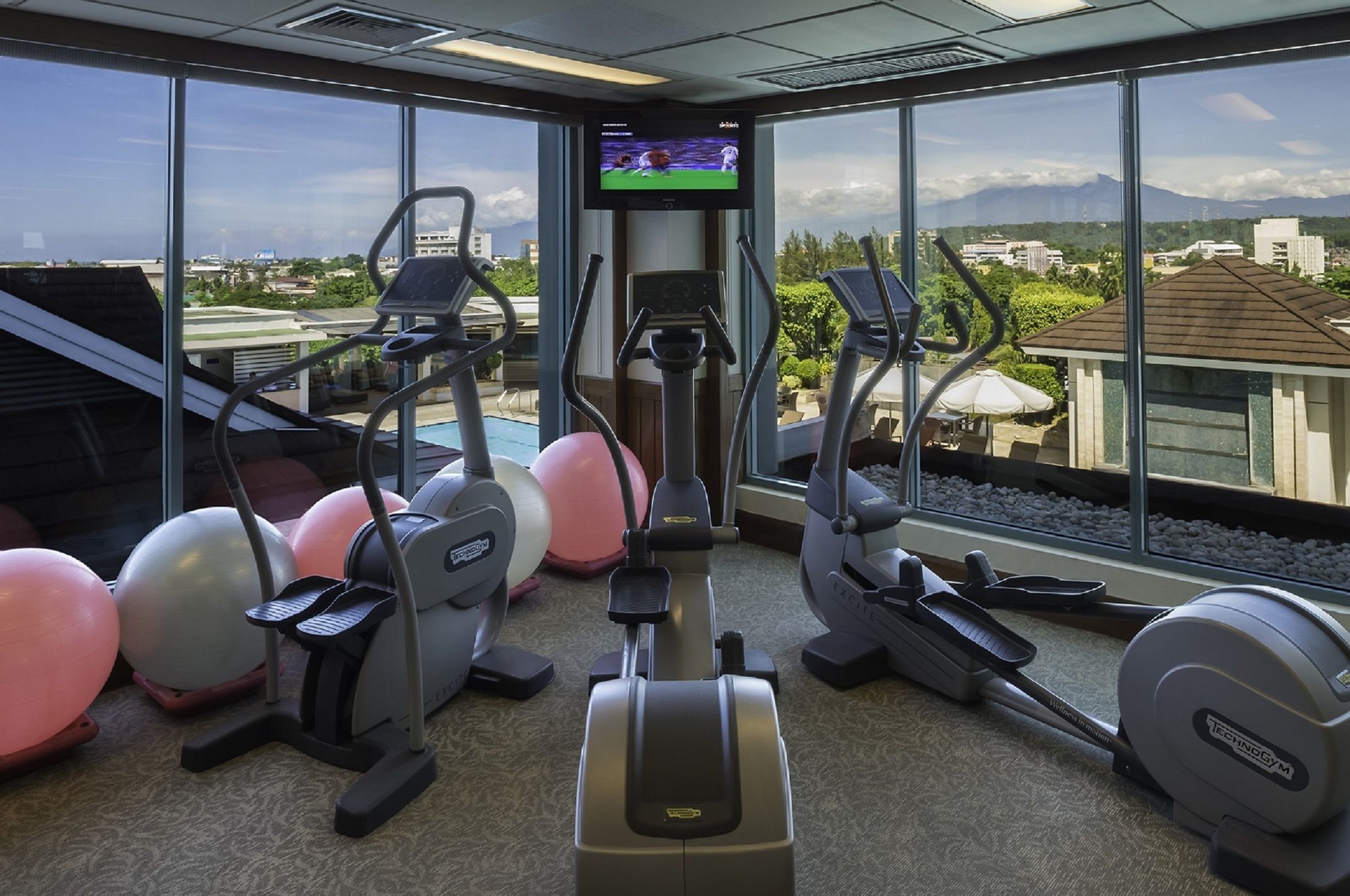 Hotel Marco Polo Davao City Exteriér fotografie The gym at the hotel